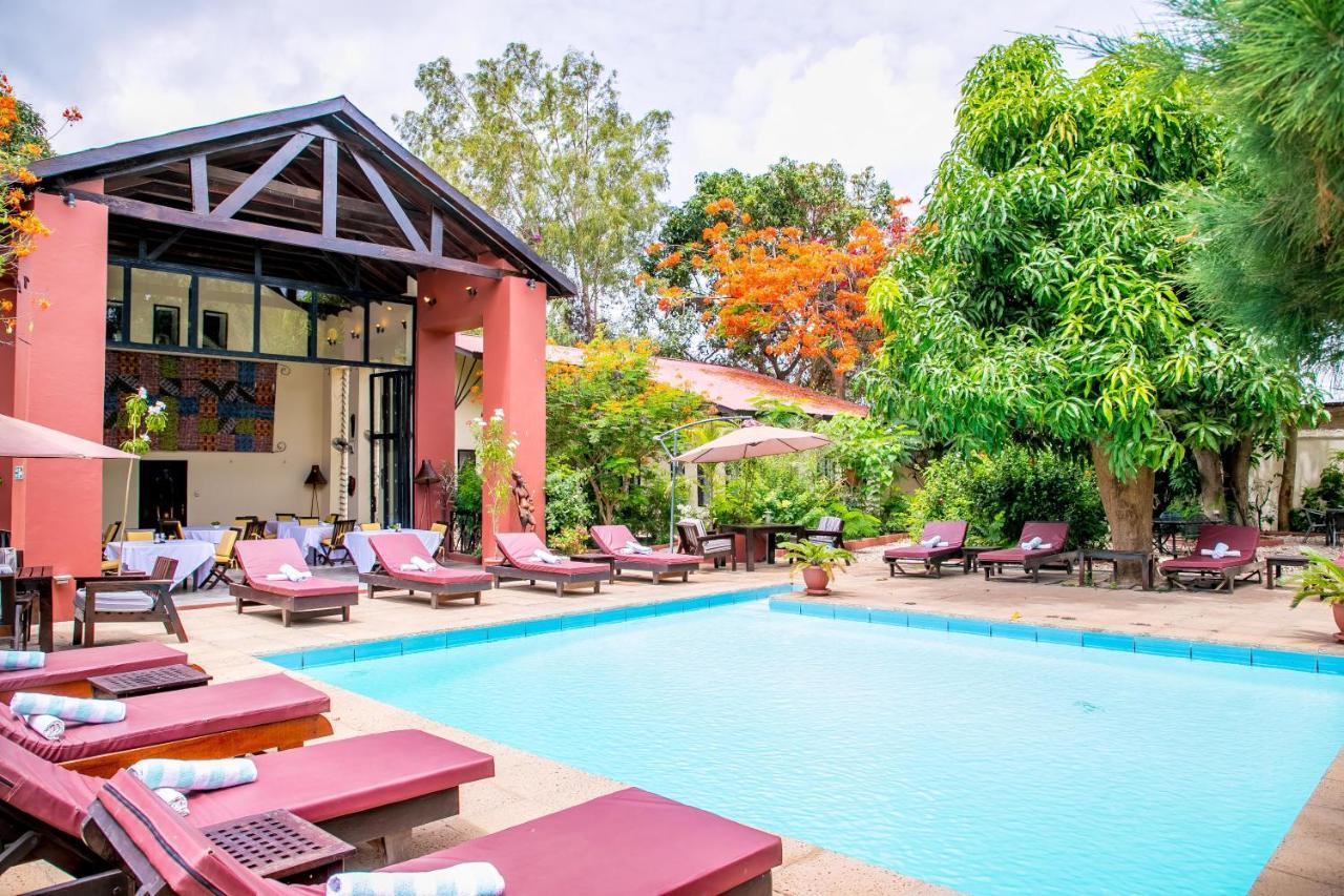 ホテル Hibiscus House Gambia Brufut エクステリア 写真