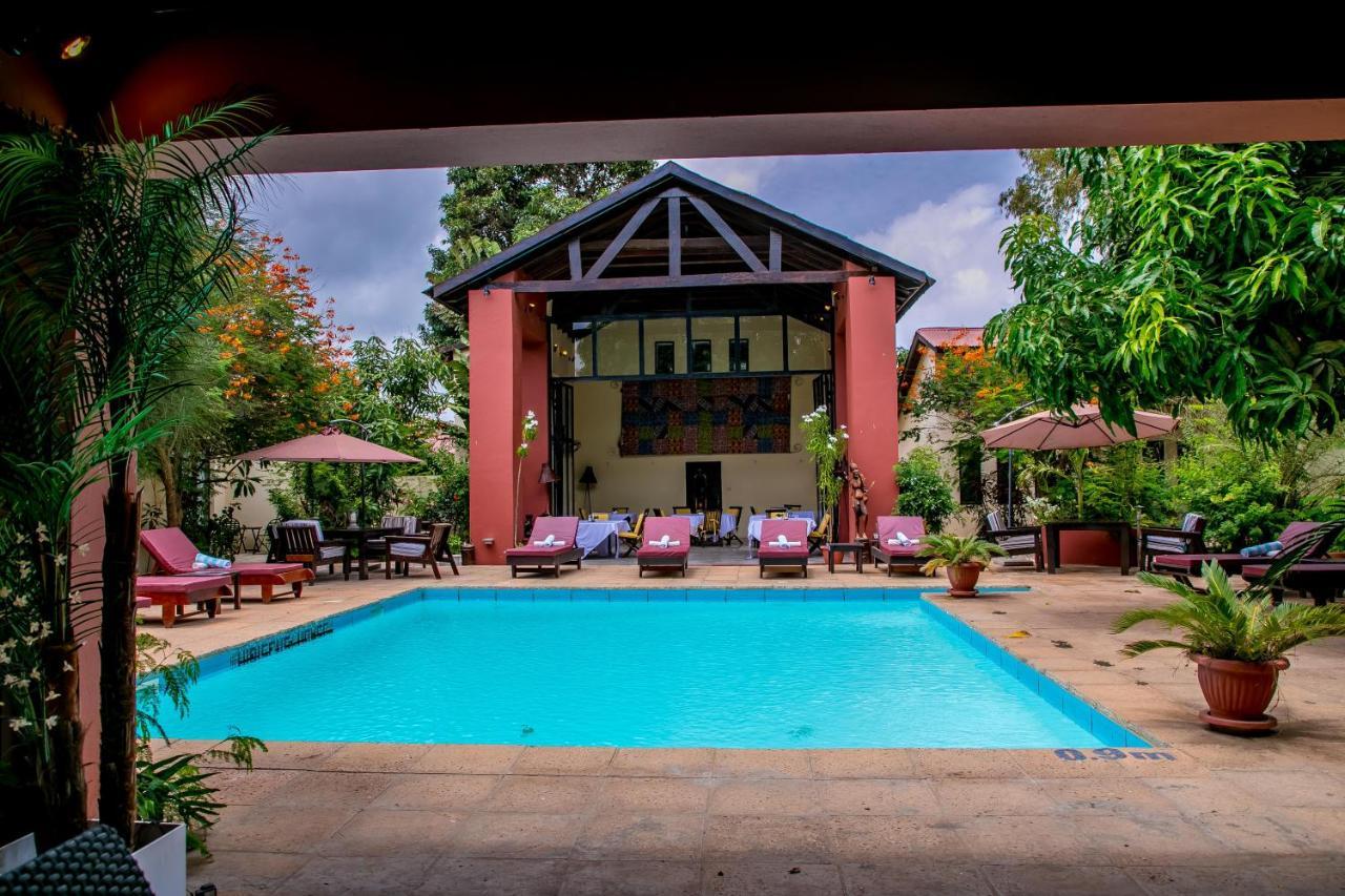 ホテル Hibiscus House Gambia Brufut エクステリア 写真
