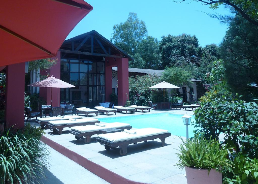 ホテル Hibiscus House Gambia Brufut エクステリア 写真