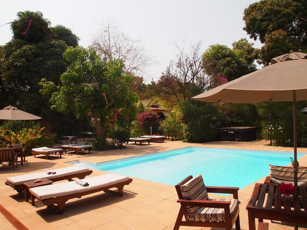 ホテル Hibiscus House Gambia Brufut エクステリア 写真