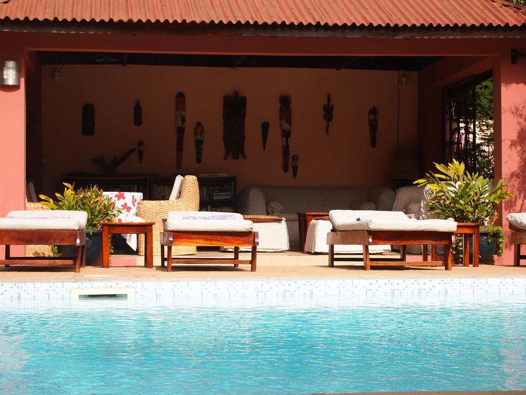 ホテル Hibiscus House Gambia Brufut エクステリア 写真