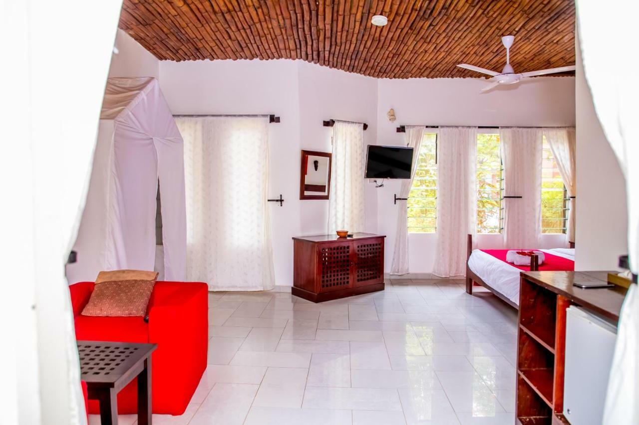 ホテル Hibiscus House Gambia Brufut エクステリア 写真
