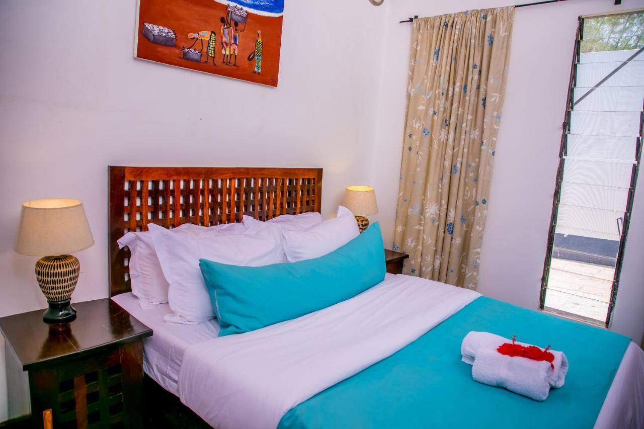ホテル Hibiscus House Gambia Brufut エクステリア 写真