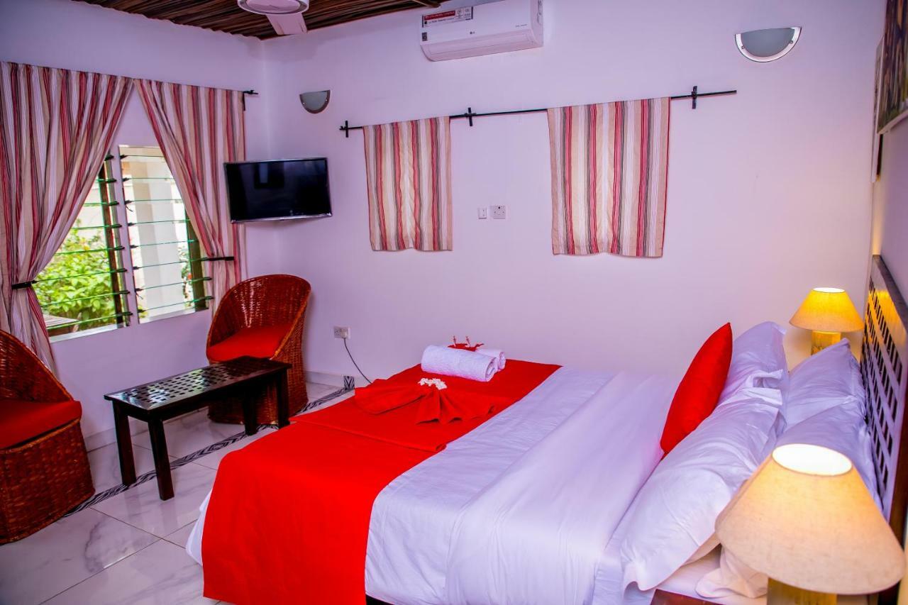 ホテル Hibiscus House Gambia Brufut エクステリア 写真