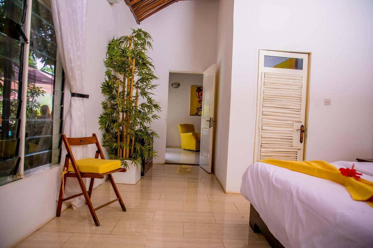 ホテル Hibiscus House Gambia Brufut エクステリア 写真