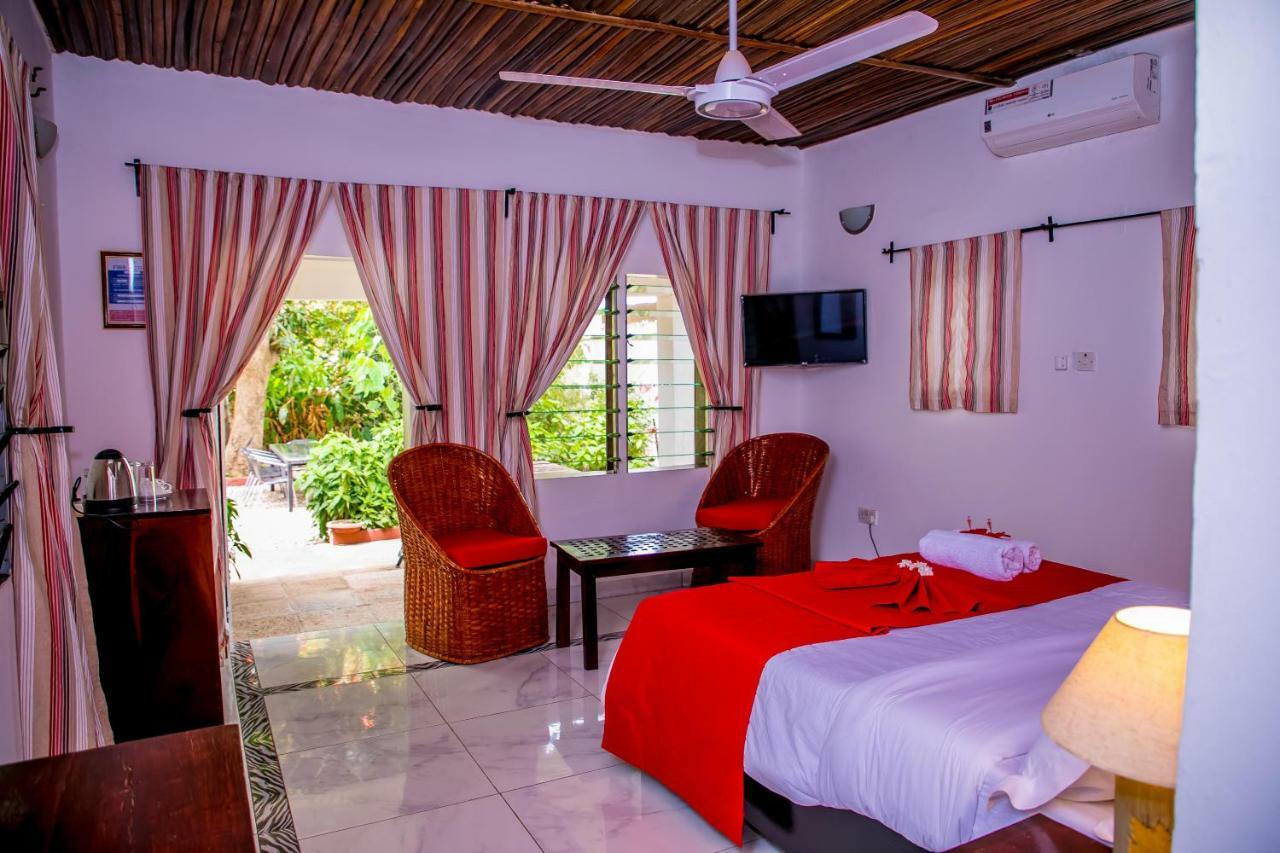 ホテル Hibiscus House Gambia Brufut エクステリア 写真