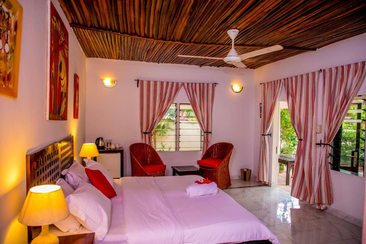 ホテル Hibiscus House Gambia Brufut エクステリア 写真