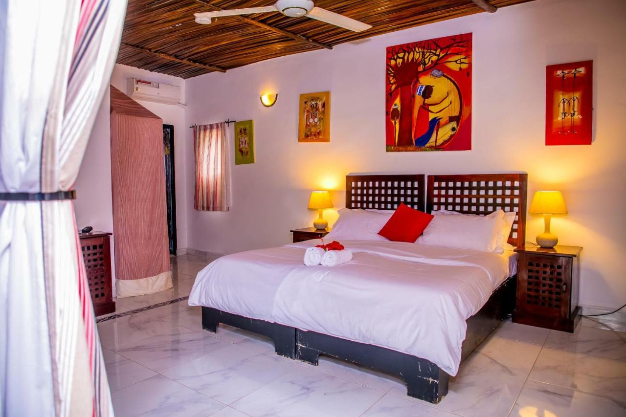 ホテル Hibiscus House Gambia Brufut エクステリア 写真